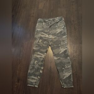 Woman's rewash camo pants size 11